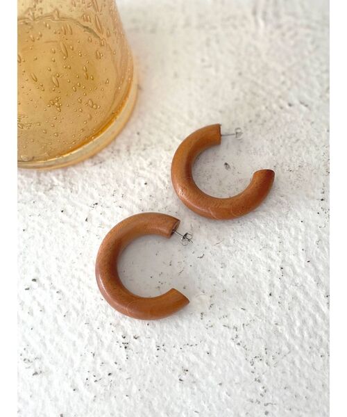 Ungrid（アングリッド）の「ウッドカーブピアス（ピアス（両耳用）・レディース・ブラウン/ベージュ・FREE）」の11枚目の写真