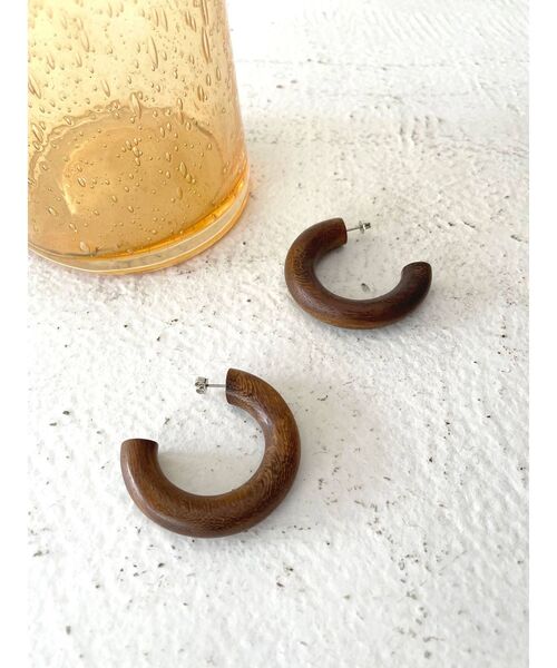 Ungrid（アングリッド）の「ウッドカーブピアス（ピアス（両耳用）・レディース・ブラウン/ベージュ・FREE）」の10枚目の写真