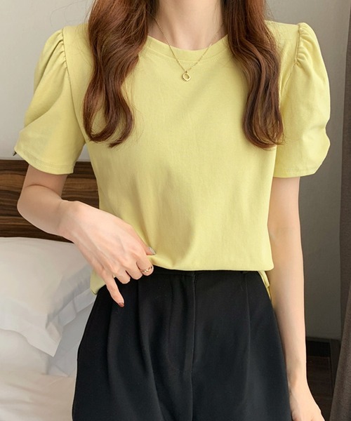Lea sienna(リーシェンナ)の「パフスリーブのシンプルカットソー(Tシャツ/カットソー・レディース・ホワイト/ブラック/ピンク/イエロー/ブルー・ONESIZE)」の4枚目の写真