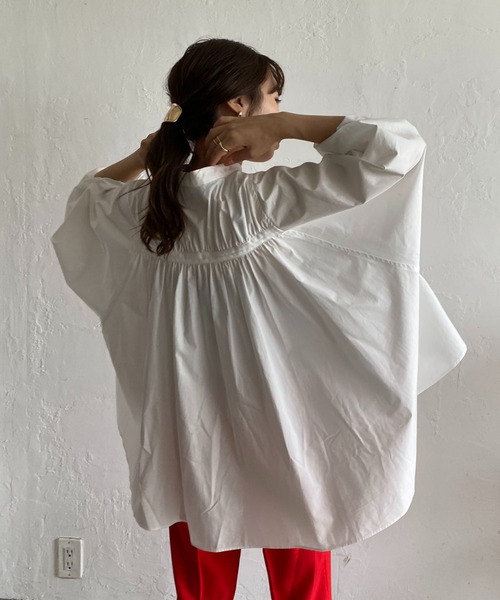 CAPRICIEUX LE'MAGE（カプリシューレマージュ）の「テープギャザードルマンシャツ（シャツ/ブラウス・レディース・ホワイト/ブラック/グリーン・FREE）」の2枚目の写真