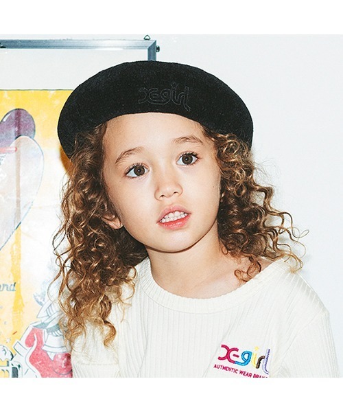 X-girl Stages（エックスガールステージス）の「3D刺繍ベレー帽（ハンチング/ベレー帽・キッズ・ブラック/アイボリー・FREE）」の2枚目の写真