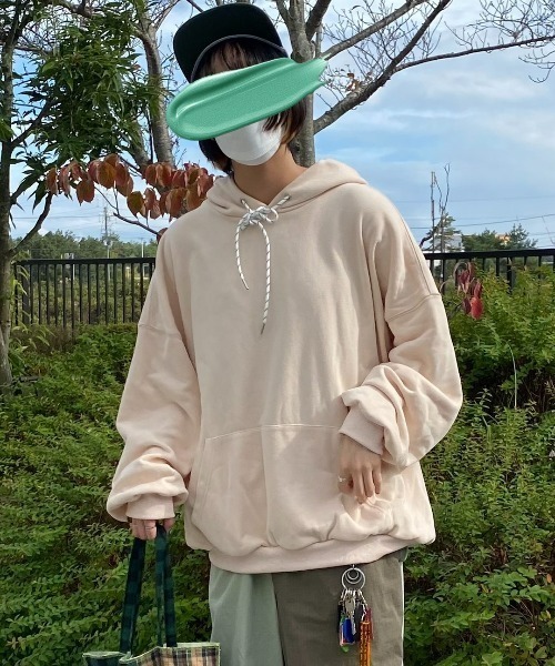 INTER FACTORY（インターファクトリー）の「ファッションインフルエンサー shizuku - オーバーサイズ配色ドローストリングパーカー　made in INTER FACTORY（パーカー・レディース・イエロー/アイボリー・FREE）」の2枚目の写真