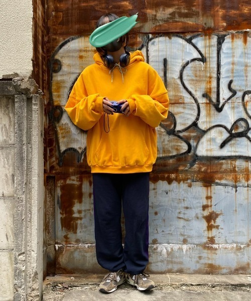 INTER FACTORY（インターファクトリー）の「ファッションインフルエンサー shizuku - オーバーサイズ配色ドローストリングパーカー　made in INTER FACTORY（パーカー・レディース・イエロー/アイボリー・FREE）」の4枚目の写真