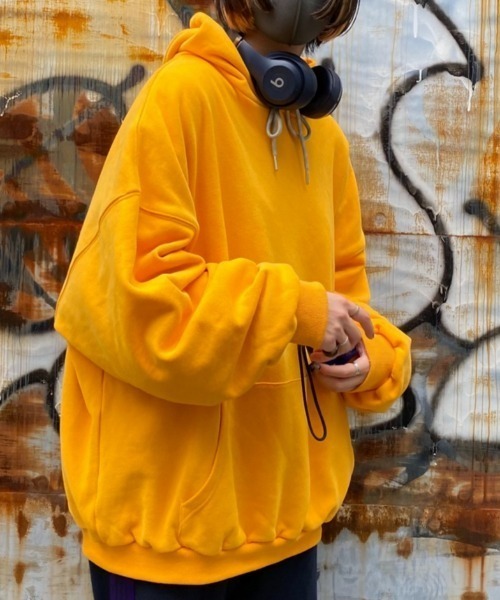 INTER FACTORY（インターファクトリー）の「ファッションインフルエンサー shizuku - オーバーサイズ配色ドローストリングパーカー　made in INTER FACTORY（パーカー・レディース・イエロー/アイボリー・FREE）」の3枚目の写真