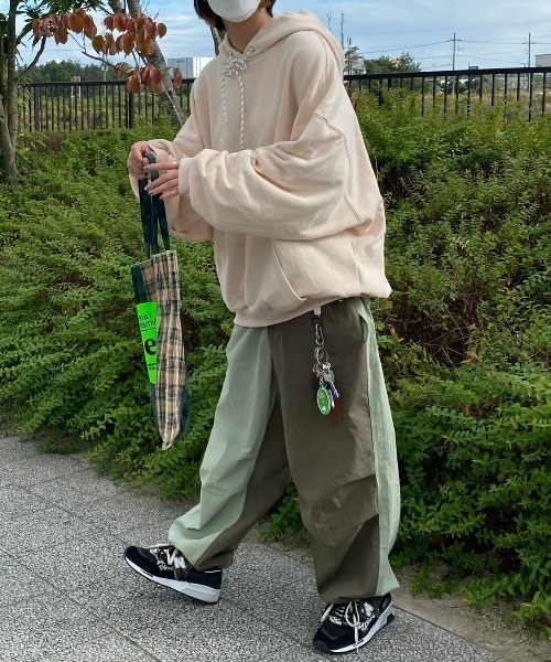 INTER FACTORY（インターファクトリー）の「ファッションインフルエンサー shizuku - オーバーサイズ配色ドローストリングパーカー　made in INTER FACTORY（パーカー・レディース・イエロー/アイボリー・FREE）」の15枚目の写真