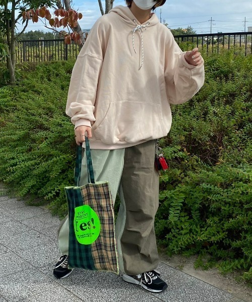 INTER FACTORY（インターファクトリー）の「ファッションインフルエンサー shizuku - オーバーサイズ配色ドローストリングパーカー　made in INTER FACTORY（パーカー・レディース・イエロー/アイボリー・FREE）」の5枚目の写真