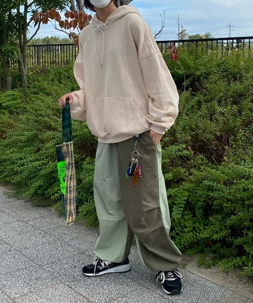 INTER FACTORY（インターファクトリー）の「ファッションインフルエンサー shizuku - オーバーサイズ配色ドローストリングパーカー　made in INTER FACTORY（パーカー・レディース・イエロー/アイボリー・FREE）」の10枚目の写真