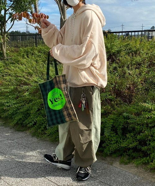 INTER FACTORY（インターファクトリー）の「ファッションインフルエンサー shizuku - オーバーサイズ配色ドローストリングパーカー　made in INTER FACTORY（パーカー・レディース・イエロー/アイボリー・FREE）」の21枚目の写真