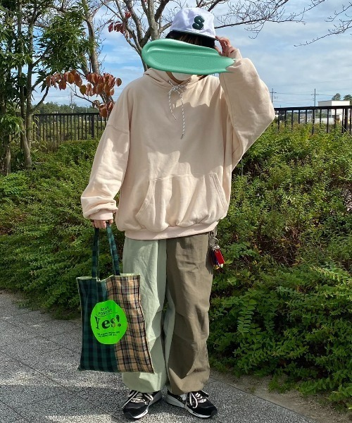 INTER FACTORY（インターファクトリー）の「ファッションインフルエンサー shizuku - オーバーサイズ配色ドローストリングパーカー　made in INTER FACTORY（パーカー・レディース・イエロー/アイボリー・FREE）」の16枚目の写真