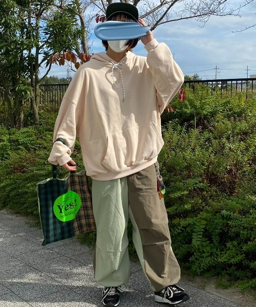 INTER FACTORY（インターファクトリー）の「ファッションインフルエンサー shizuku - オーバーサイズ配色ドローストリングパーカー　made in INTER FACTORY（パーカー・レディース・イエロー/アイボリー・FREE）」の6枚目の写真