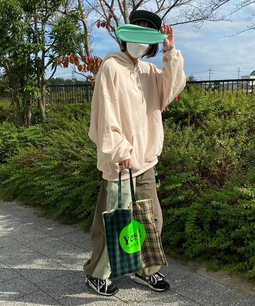 INTER FACTORY（インターファクトリー）の「ファッションインフルエンサー shizuku - オーバーサイズ配色ドローストリングパーカー　made in INTER FACTORY（パーカー・レディース・イエロー/アイボリー・FREE）」の11枚目の写真