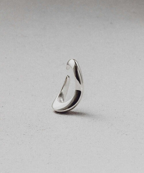 and cloud(アンドクラウド)の「Drop Earcuff(イヤーカフ・レディース・イエローゴールド/ブラック/シルバー・FREE)」の7枚目の写真