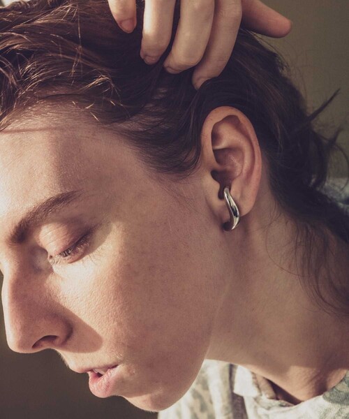 and cloud(アンドクラウド)の「Drop Earcuff(イヤーカフ・レディース・イエローゴールド/ブラック/シルバー・FREE)」の9枚目の写真