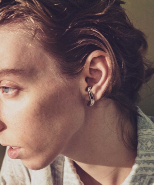 and cloud(アンドクラウド)の「Drop Earcuff(イヤーカフ・レディース・イエローゴールド/ブラック/シルバー・FREE)」の10枚目の写真