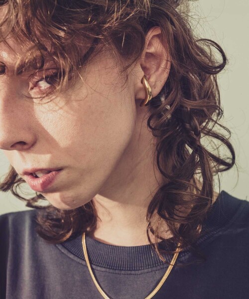 and cloud(アンドクラウド)の「Drop Earcuff(イヤーカフ・レディース・イエローゴールド/ブラック/シルバー・FREE)」の11枚目の写真