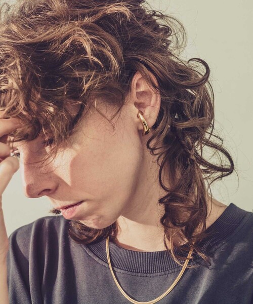 and cloud(アンドクラウド)の「Drop Earcuff(イヤーカフ・レディース・イエローゴールド/ブラック/シルバー・FREE)」の13枚目の写真