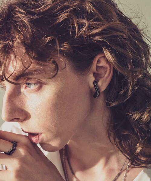 and cloud(アンドクラウド)の「Drop Earcuff(イヤーカフ・レディース・イエローゴールド/ブラック/シルバー・FREE)」の14枚目の写真