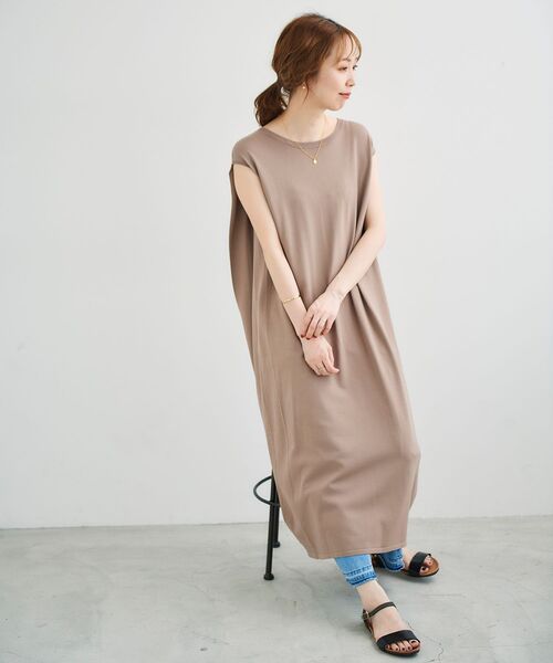 le.coeur blanc（ルクールブラン）の「サイドタックデザインニットワンピース（ワンピース・レディース・ブラック/ベージュ/ブラウン・38）」の4枚目の写真