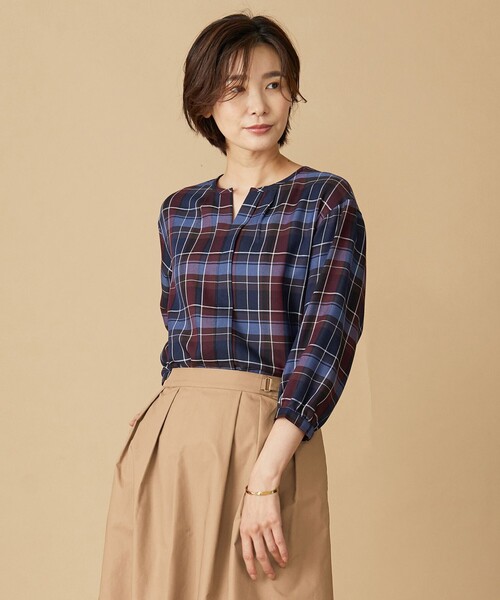 J.PRESS(ジェイプレス)の「【洗える】 ハイツイストチェック ノーカラー ブラウス(シャツ/ブラウス・レディース・ネイビー系3/ブラウン系3・11/9)」の2枚目の写真
