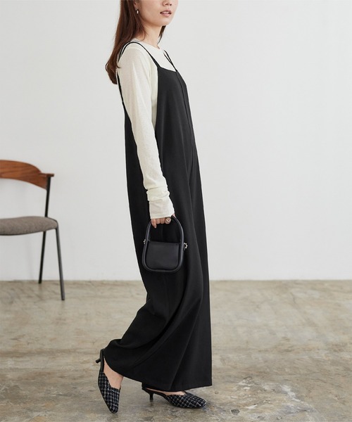 titivate（ティティベイト）の「ｷｬﾐｿｰﾙｻﾛﾍﾟｯﾄﾊﾟﾝﾂ/ｵｰﾙｲﾝﾜﾝ（サロペット/オーバーオール・レディース・アイボリー/チャコール/ブラック・S/M/L）」の4枚目の写真