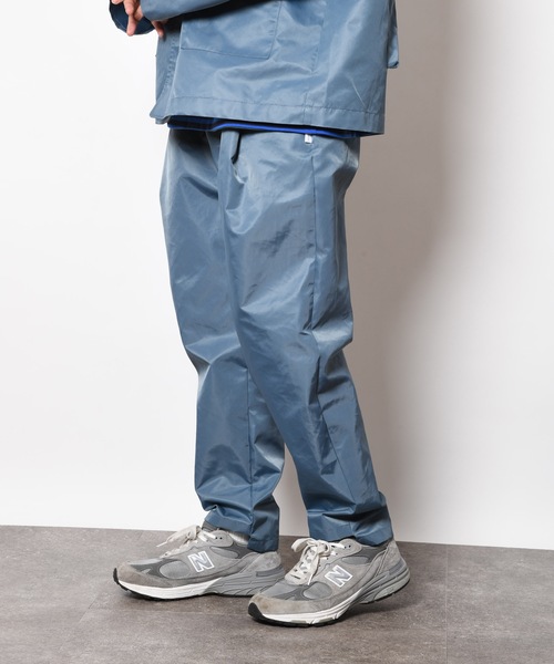 SUPERTHANKS（スーパーサンクス）の「ワンポイント無地タック テーパード ナイロンパンツ■セットアップ対応■（ユニセックス）/TUCK TAPERED PANTS（その他パンツ・メンズ・ブルー/グレイッシュベージュ・L/M/S）」の2枚目の写真