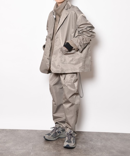 SUPERTHANKS（スーパーサンクス）の「ワンポイント無地タック テーパード ナイロンパンツ■セットアップ対応■（ユニセックス）/TUCK TAPERED PANTS（その他パンツ・メンズ・ブルー/グレイッシュベージュ・L/M/S）」の21枚目の写真