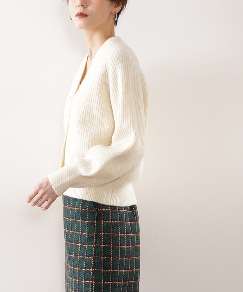 N.（N. Natural Beauty Basic）（エヌエヌナチュラルビューティーベーシック）の「◆ハミルトンアゼＶネックニットカーディガン（カーディガン/ボレロ・レディース・レッド/オフホワイト/ブルー/杢グレー・MEDIUM）」の11枚目の写真