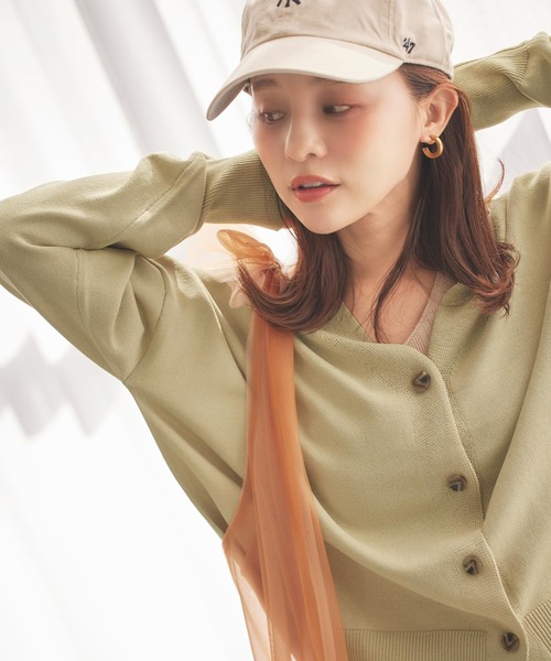 KOBE LETTUCE（コウベレタス）の「[ 田中亜希子さんコラボ ]ショート＆ロング丈 UVカットセミシアーニットカーディガン（カーディガン/ボレロ・レディース・ブラック/ブラウン/オフホワイト/ライトグリーン/ホワイト系/ブラック系/ブラウン系/ライトグリーン系/レッド系/レッド/グリーン系/ベージュ系/ミント/グレイッシュベージュ/ライトグレー/サーモンピンク/ピンク系/アイボリー系1/アイボリー系/グレー系/ブルー系/ブルー・SHORT/LONG）」の13枚目の写真