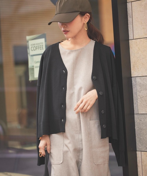 KOBE LETTUCE（コウベレタス）の「[ 田中亜希子さんコラボ ]ショート＆ロング丈 UVカットセミシアーニットカーディガン（カーディガン/ボレロ・レディース・ブラック/ブラウン/オフホワイト/ライトグリーン/ホワイト系/ブラック系/ブラウン系/ライトグリーン系/レッド系/レッド/グリーン系/ベージュ系/ミント/グレイッシュベージュ/ライトグレー/サーモンピンク/ピンク系/アイボリー系1/アイボリー系/グレー系/ブルー系/ブルー・SHORT/LONG）」の4枚目の写真