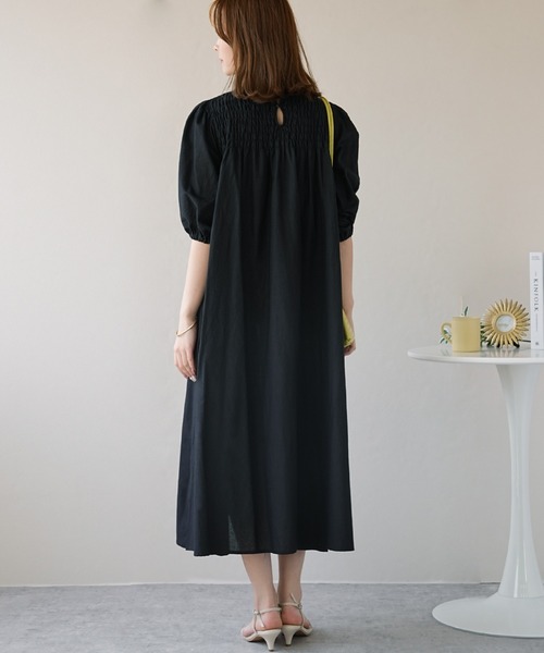 IAMUSE(アイアミューズ)の「リネンタッチ シャーリングパフスリーブワンピース S0908【IAMUSE】(ワンピース・レディース・ブラック・FREE)」の4枚目の写真