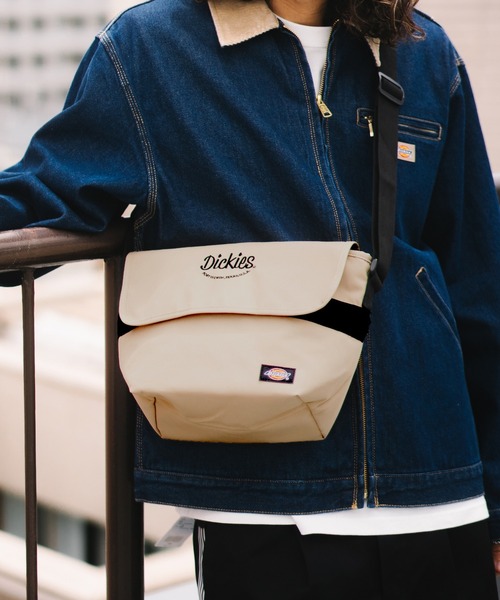 Dickies(ディッキーズ)の「Dickies ロゴ刺繍 メッセンジャーバッグ(メッセンジャーバッグ・メンズ・ベージュ/ブラック/オフホワイト・FREE)」の3枚目の写真