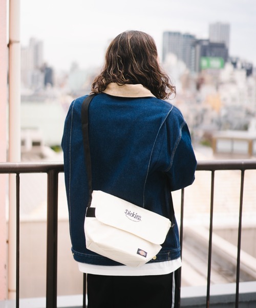 Dickies(ディッキーズ)の「Dickies ロゴ刺繍 メッセンジャーバッグ(メッセンジャーバッグ・メンズ・ベージュ/ブラック/オフホワイト・FREE)」の4枚目の写真
