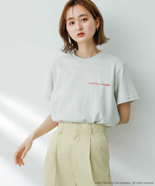 SENSE OF PLACE by URBAN RESEARCH（センスオブプレイスバイアーバンリサーチ）の「『別注』“Coca-Cola” SENSE OF PLACE　グラフィックTシャツ（Tシャツ/カットソー・レディース・オートミール・ONE）」の19枚目の写真