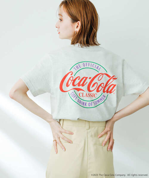 SENSE OF PLACE by URBAN RESEARCH（センスオブプレイスバイアーバンリサーチ）の「『別注』“Coca-Cola” SENSE OF PLACE　グラフィックTシャツ（Tシャツ/カットソー・レディース・オートミール・ONE）」の2枚目の写真