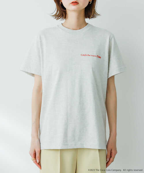 SENSE OF PLACE by URBAN RESEARCH（センスオブプレイスバイアーバンリサーチ）の「『別注』“Coca-Cola” SENSE OF PLACE　グラフィックTシャツ（Tシャツ/カットソー・レディース・オートミール・ONE）」の11枚目の写真