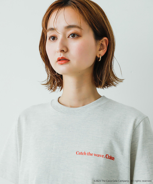 SENSE OF PLACE by URBAN RESEARCH（センスオブプレイスバイアーバンリサーチ）の「『別注』“Coca-Cola” SENSE OF PLACE　グラフィックTシャツ（Tシャツ/カットソー・レディース・オートミール・ONE）」の20枚目の写真