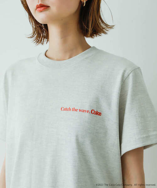 SENSE OF PLACE by URBAN RESEARCH（センスオブプレイスバイアーバンリサーチ）の「『別注』“Coca-Cola” SENSE OF PLACE　グラフィックTシャツ（Tシャツ/カットソー・レディース・オートミール・ONE）」の14枚目の写真