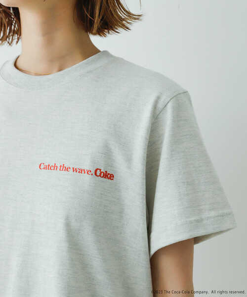 SENSE OF PLACE by URBAN RESEARCH（センスオブプレイスバイアーバンリサーチ）の「『別注』“Coca-Cola” SENSE OF PLACE　グラフィックTシャツ（Tシャツ/カットソー・レディース・オートミール・ONE）」の3枚目の写真