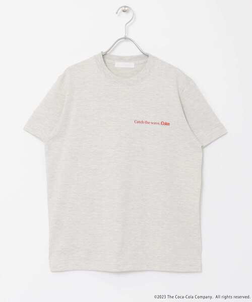 SENSE OF PLACE by URBAN RESEARCH（センスオブプレイスバイアーバンリサーチ）の「『別注』“Coca-Cola” SENSE OF PLACE　グラフィックTシャツ（Tシャツ/カットソー・レディース・オートミール・ONE）」の5枚目の写真