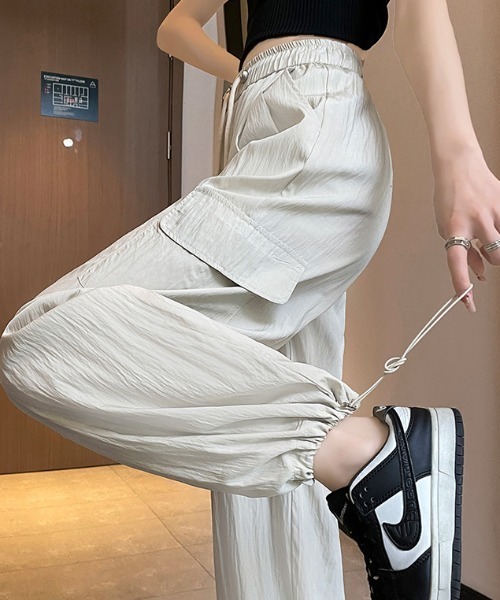 deux amour（ドゥーザムール）の「麻風カーゴリラックスパンツ（カーゴパンツ・レディース・ブラック/ブラウン/アイボリー・FREE）」の2枚目の写真