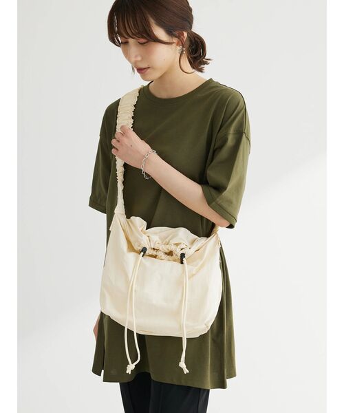 Green　Parks（グリーンパークス）の「・QUON　ドロストワンショルダーバッグ（ショルダーバッグ・レディース・ブラック/アイボリー/ブルー/レッド/グリーン・FREE）」の6枚目の写真