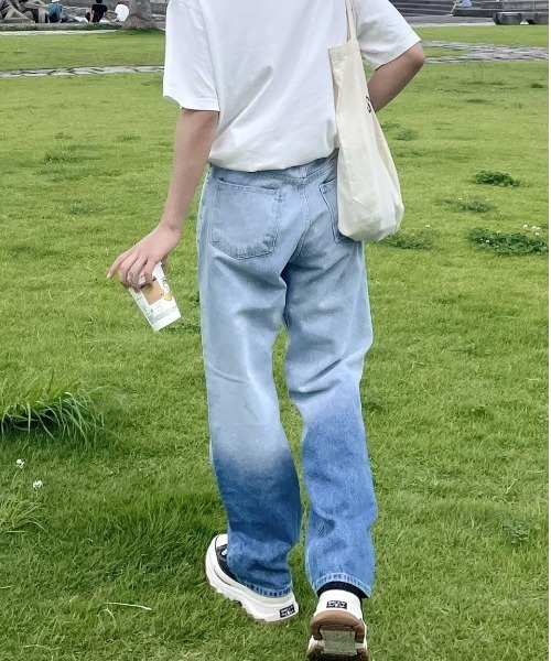 RENOL(レノル)の「韓国ファッション RENOL レノル gradation denim pants グラデーション デニムパンツ ジーンズパンツ ストレートパンツ デニムライトブルー(デニムパンツ・メンズ・ブルー・L/M)」の4枚目の写真