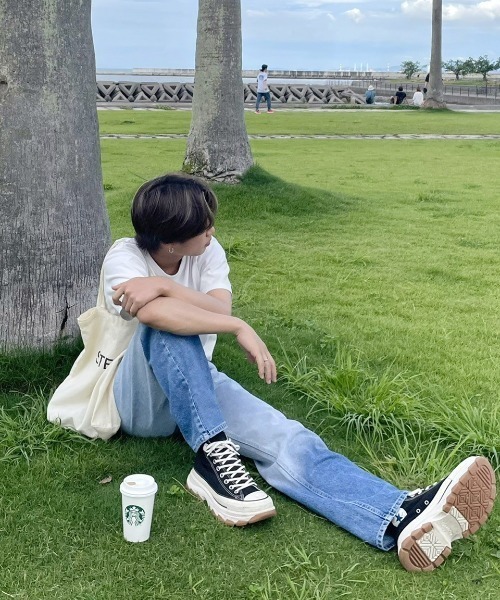RENOL(レノル)の「韓国ファッション RENOL レノル gradation denim pants グラデーション デニムパンツ ジーンズパンツ ストレートパンツ デニムライトブルー(デニムパンツ・メンズ・ブルー・L/M)」の2枚目の写真