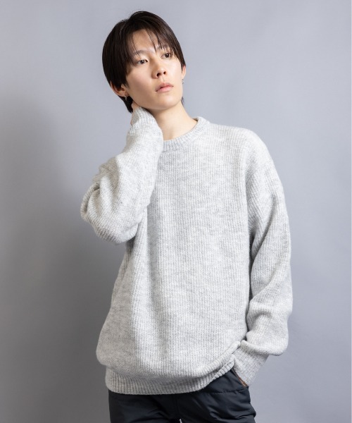 En serio TOKYO(エンソリオトーキョー)の「フラッフィーヤーン 片畦編み クルーネック ニット(ニット/セーター・メンズ・ライトグレー/ネイビー/ブラウン/ブラック・L/M)」の2枚目の写真