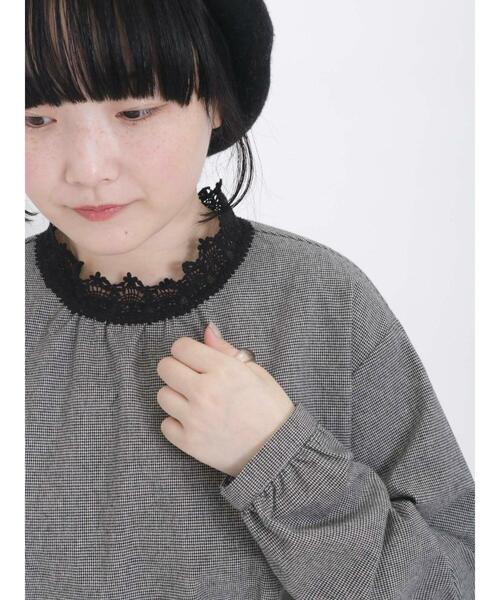 Samansa Mos2(サマンサ モスモス)の「【保温加工】スタンド襟レースブラウス(シャツ/ブラウス・レディース・チャコールグレー/オフホワイト/ブルー/グレー・F)」の5枚目の写真