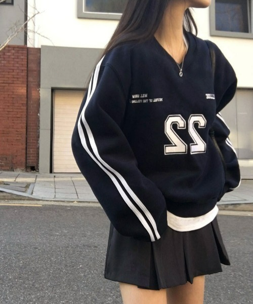 BEIDELLI（ベイデリー）の「[BELLIDE MADE] トラックVネックオーバーフィットトレーナー（スウェット・レディース・ネイビー/グレー/オートミール/ホワイト系・FREE）」の4枚目の写真