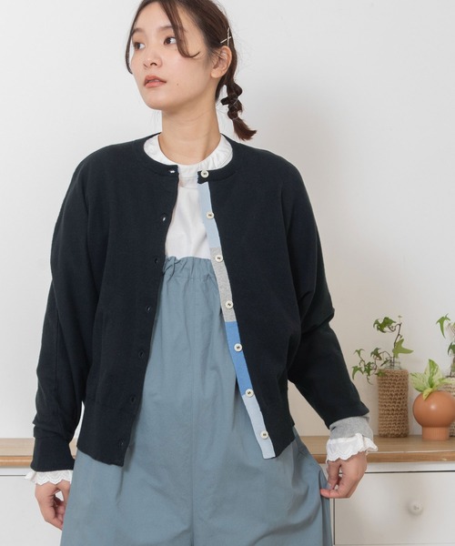 POU DOU DOU（プードゥドゥ）の「下前立て配色ドルマンカーディガン（ニット/セーター・レディース・ライトグリーン/レッド/ブラック/アイボリー/ブルー・3）」の2枚目の写真