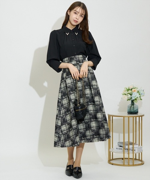 SWINGLE（スウィングル）の「アートチェックタックフレアスカート（スカート・レディース・ライトグレー/カーキ/ブラック・MEDIUM/SMALL）」の2枚目の写真