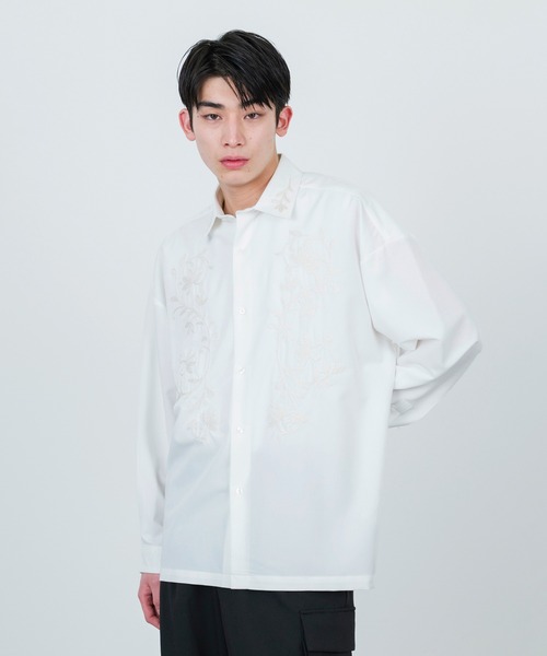 JUNRED（ジュンレッド）の「【 イージーケア 】レトロフラワーデコレギュラーカラーシャツ（シャツ/ブラウス・メンズ・ホワイト/ブラック/ブルー/ホワイト系その他・M/L/S）」の2枚目の写真