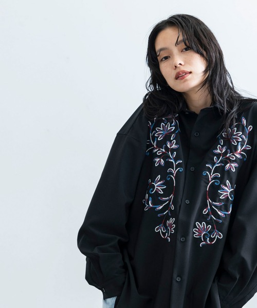 JUNRED（ジュンレッド）の「【 イージーケア 】レトロフラワーデコレギュラーカラーシャツ（シャツ/ブラウス・メンズ・ホワイト/ブラック/ブルー/ホワイト系その他・M/L/S）」の6枚目の写真